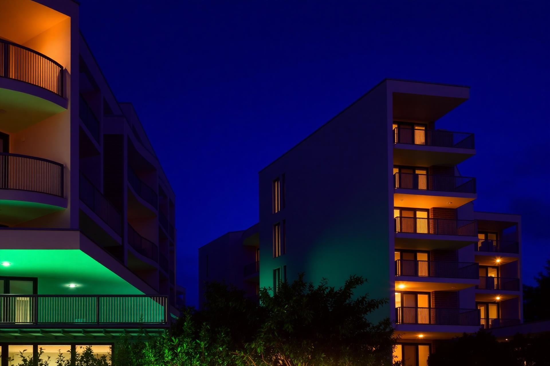 Modernes Wohngebäude bei Nacht